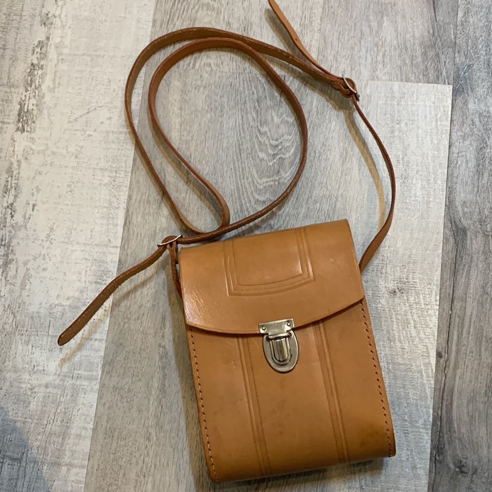 LEATHER bag  camera bag adjustable straps push lock tan/silver women’s